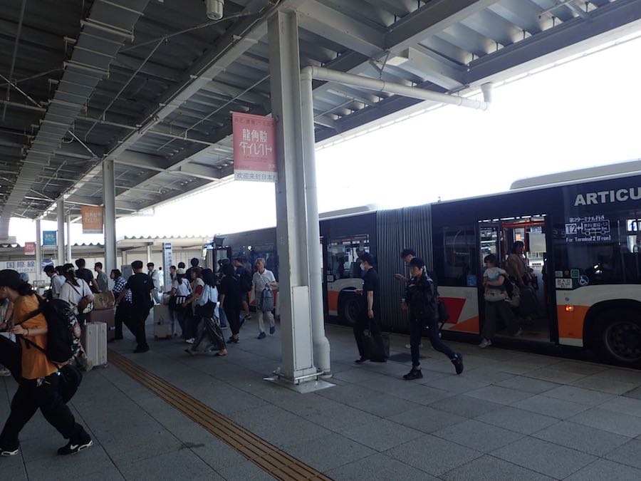 関空シャトルバスを降りて第２ターミナル到着